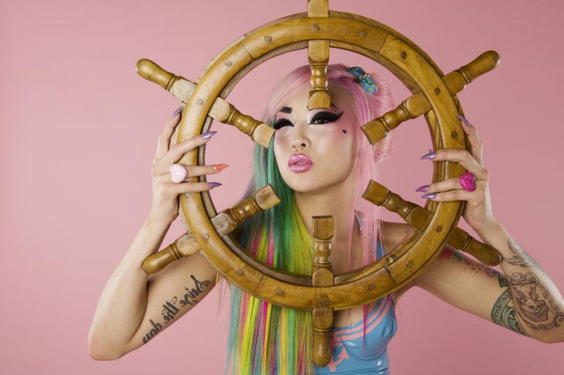 拿着航海轮盘的纹身少女