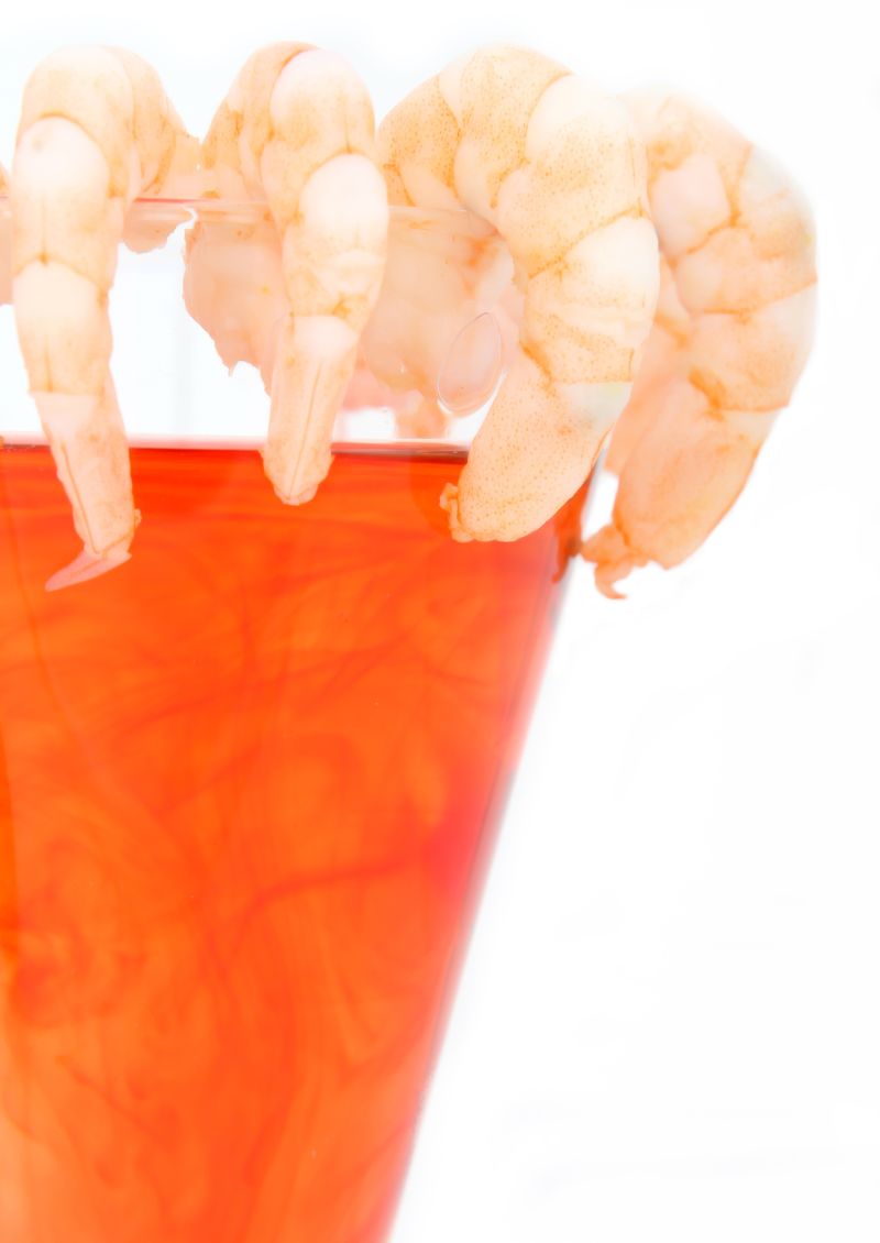 虾肉放在酒杯的杯上