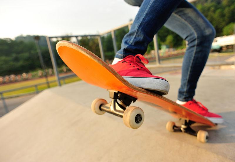 在滑板公园玩滑板的年轻人