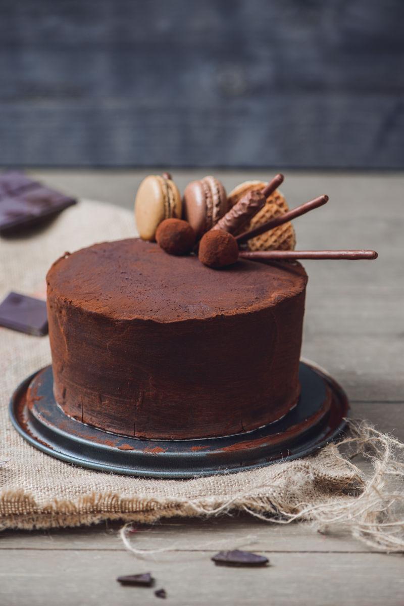 旧木桌上的巧克力蛋糕