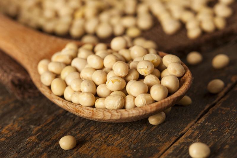 桌子上木勺里的黄豆