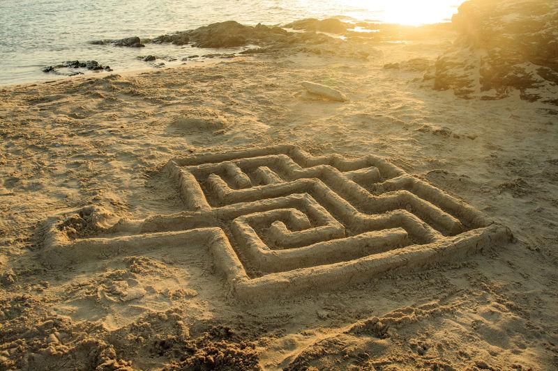 海滩上堆砌的迷宫