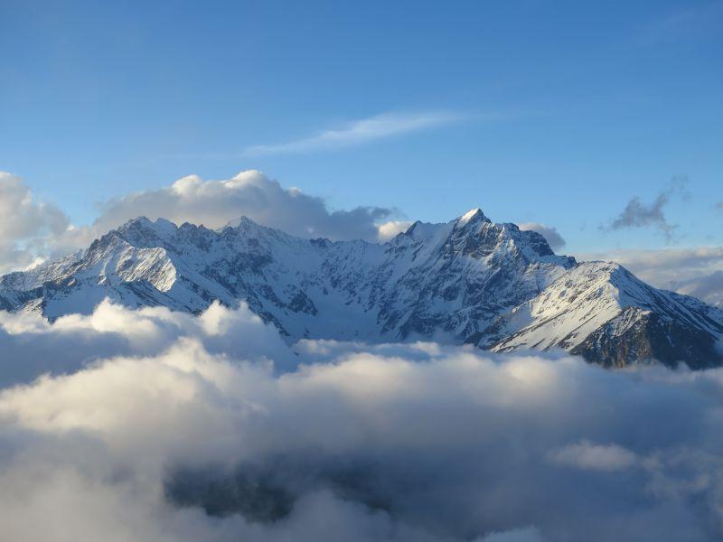 云雾中壮丽的雪山