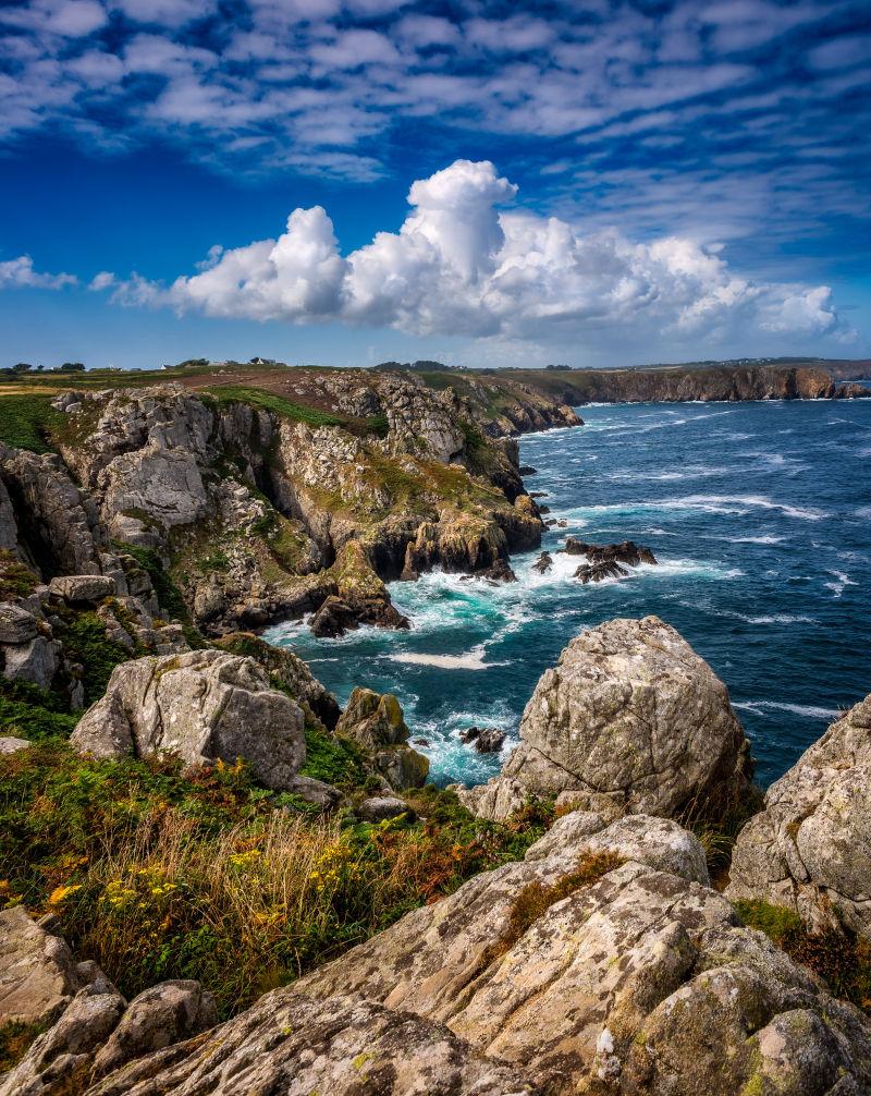 岩石海岸和蓝色大海图片 海岸边绮丽的岩石和蓝色大海素材 高清图片 摄影照片 寻图免费打包下载