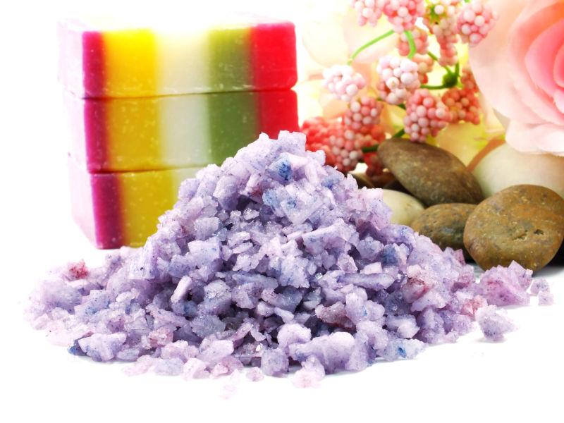 白色桌上的薰衣草海盐和自制薰衣草香皂