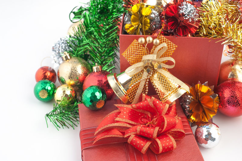白色背景上的红色圣诞礼物盒和各种美丽的圣诞饰品