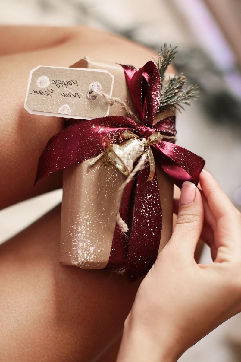 女人腿上装饰好的新年礼物