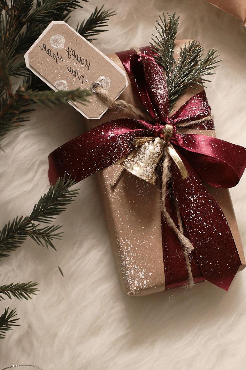 木纹理桌上的美丽的圣诞礼物盒子