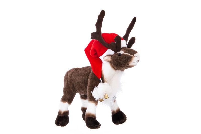 白色背景上戴着红色圣诞帽的驯鹿玩具