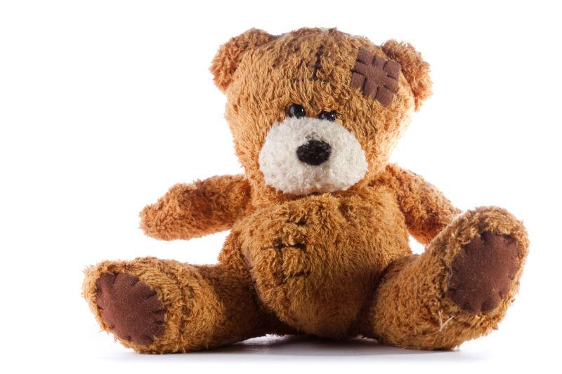 白色背景上一只棕色的泰迪熊玩具