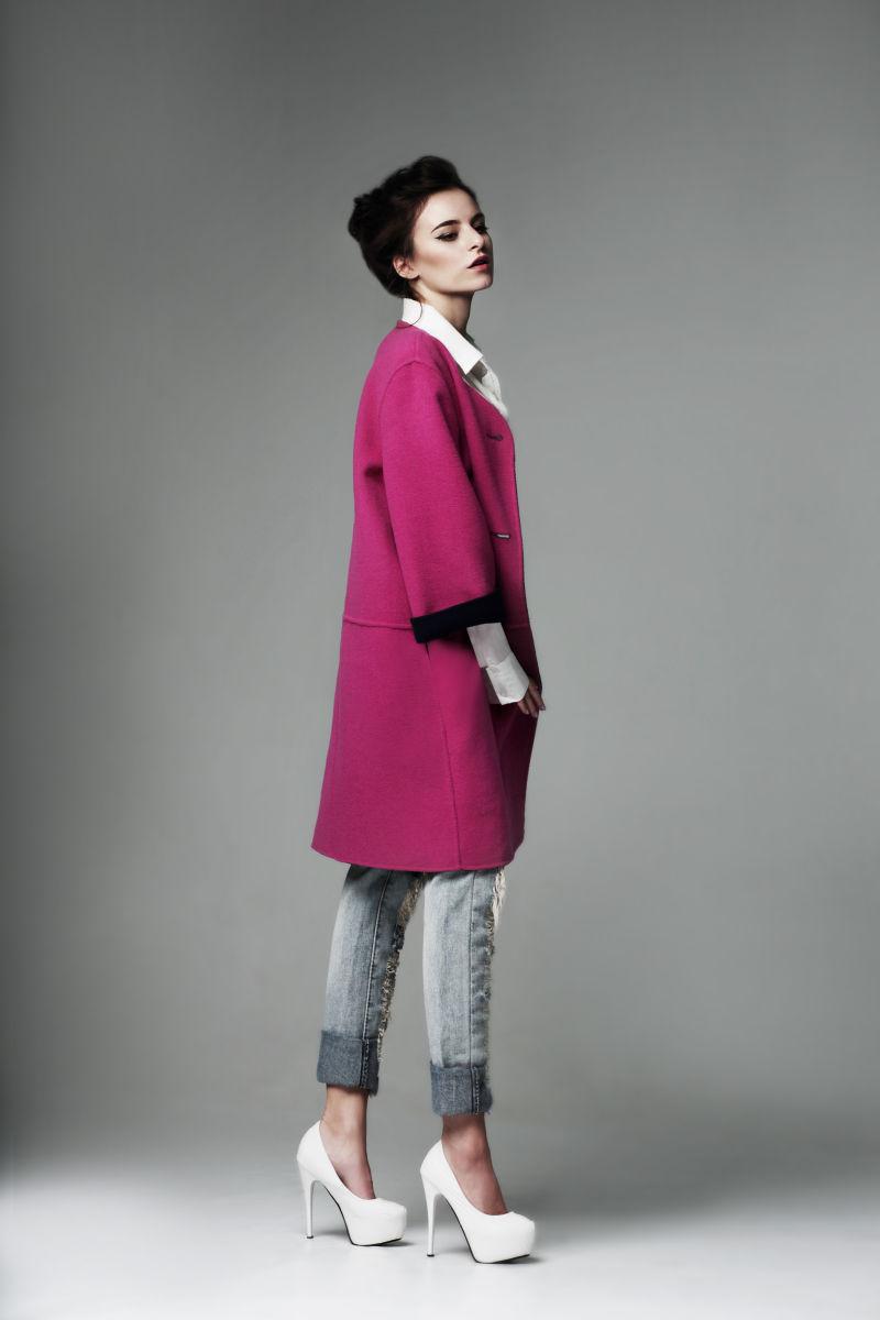 穿着深红色外套的女模特