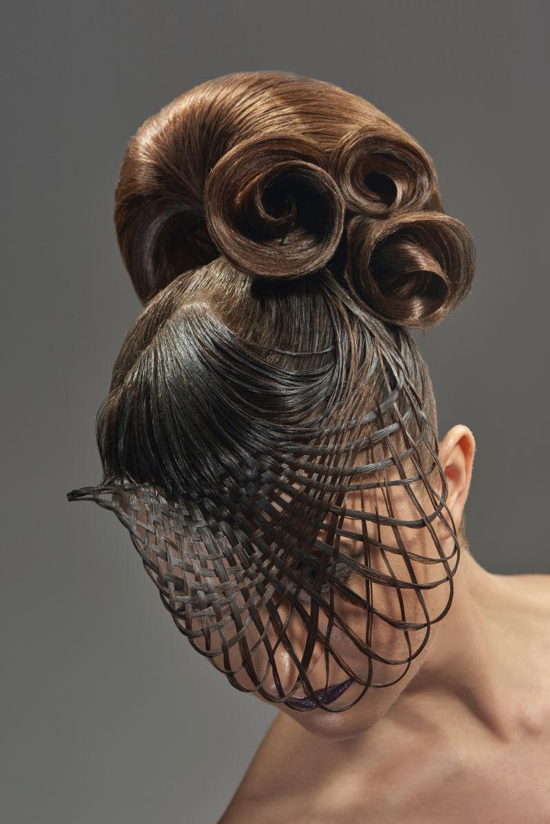 时尚的年轻美女