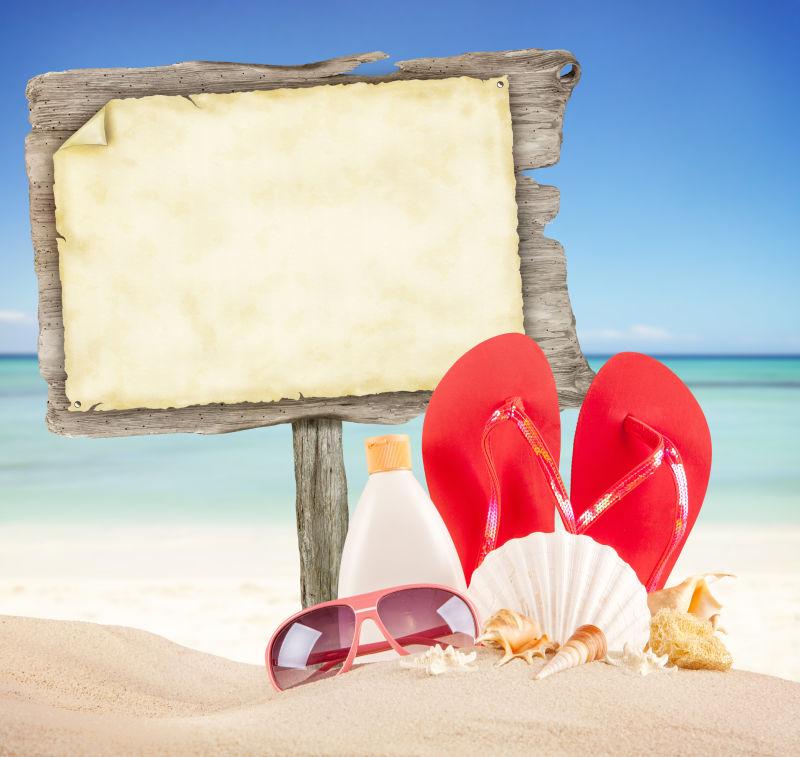 海滩背景下的防晒霜眼镜与拖鞋