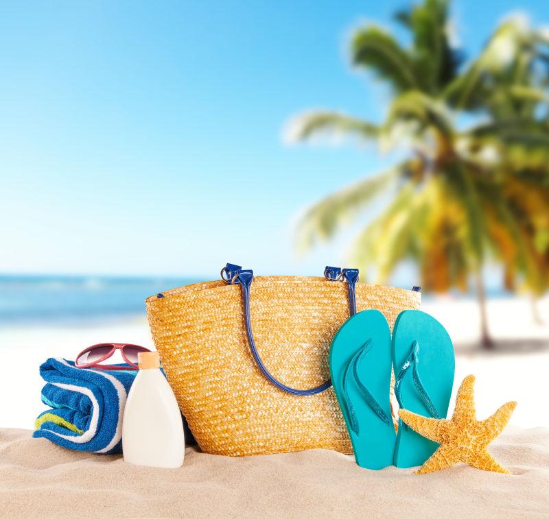 夏日沙滩上的海星拖鞋和用品