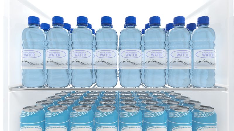 冰箱货架上的各种水