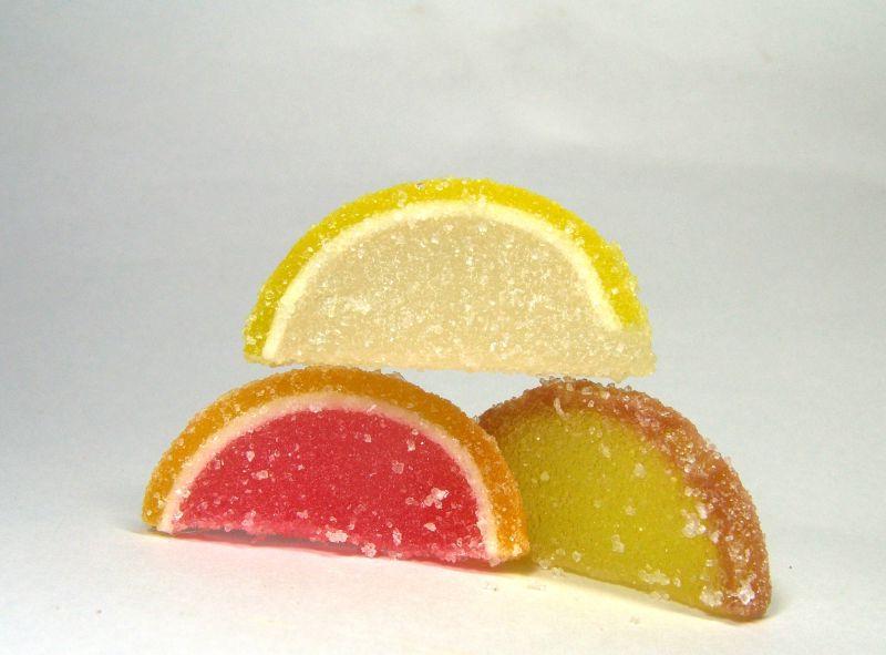 白色桌上水果造型的软糖
