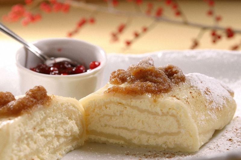 白色盘子里被切开的白色甜点