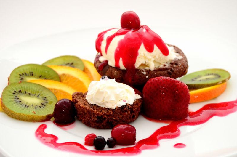 白色背景上的彩色的水果甜点