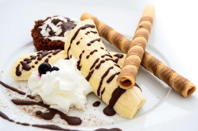 白色背景上的淋了巧克力的香蕉