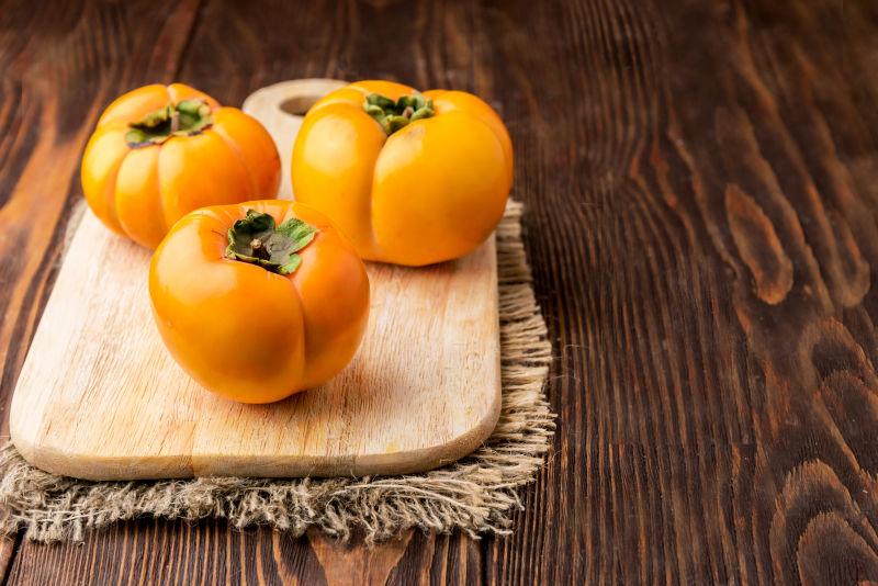 木板子上的甜柿子