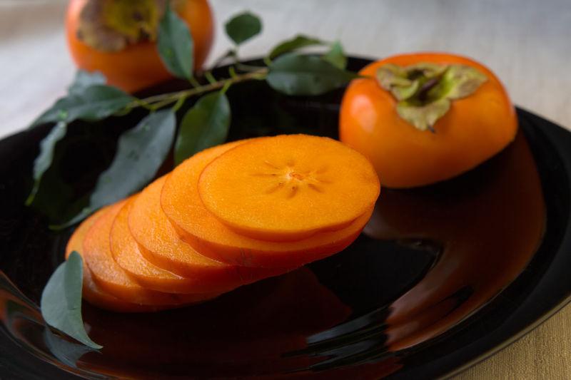 鲜榨柿子切成薄片