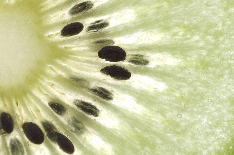 成熟多汁的猕猴桃切片特写