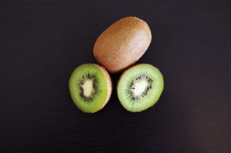 黑色背景下成熟美味的猕猴桃