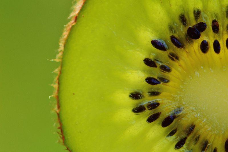 绿色背景下切开的绿色猕猴桃切面