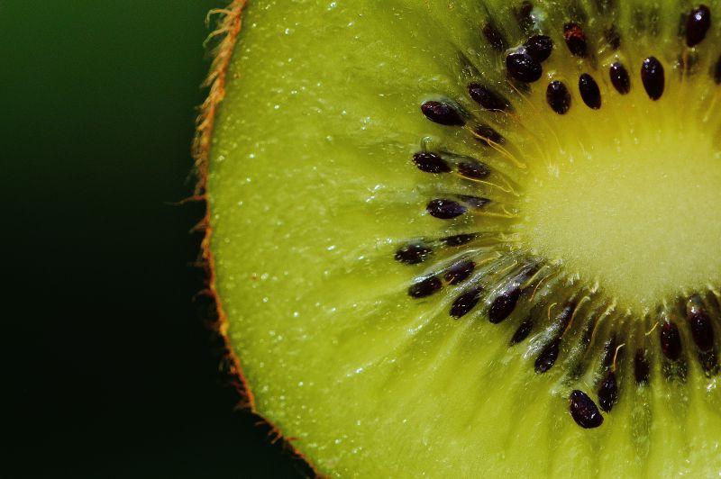 黑色背景下成熟多汁的猕猴桃