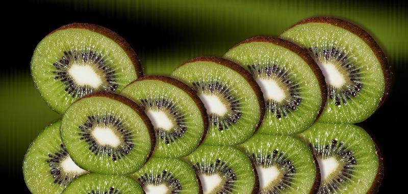 切成片的绿色多汁的猕猴桃