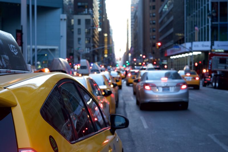 纽约城市背景中的黄色出租车