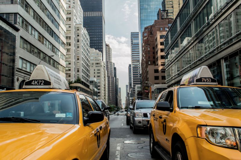 城市背景中的黄色出租车