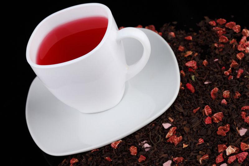 白色的瓷杯终有暗红色的茶水