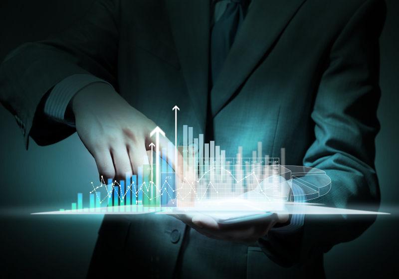 男人手指和掌上虚拟图形在工作中的应用