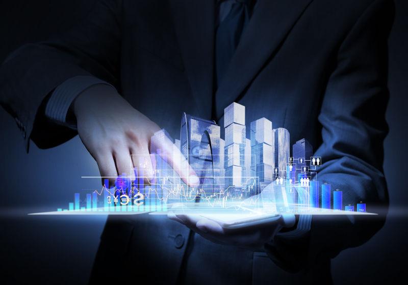 黑色背景上男人指出掌上虚拟图形在工作中的应用