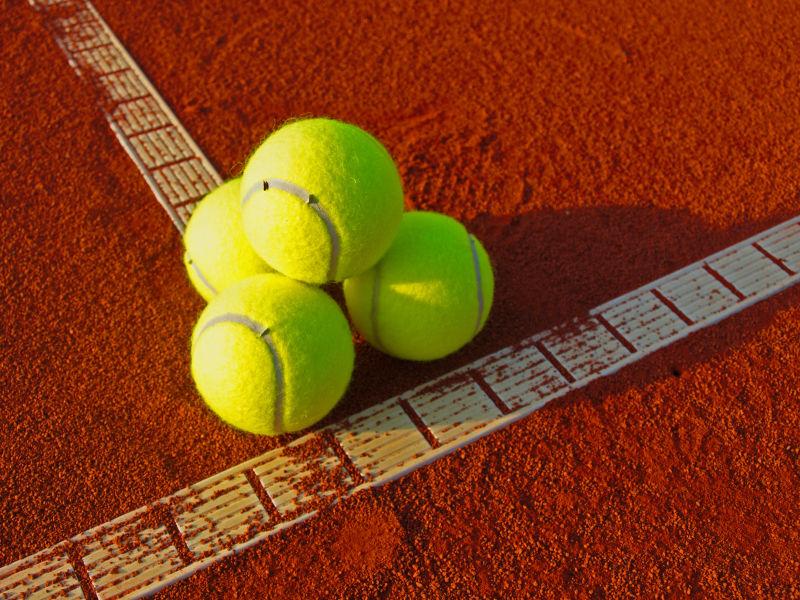 网球场地上的堆叠起来的网球