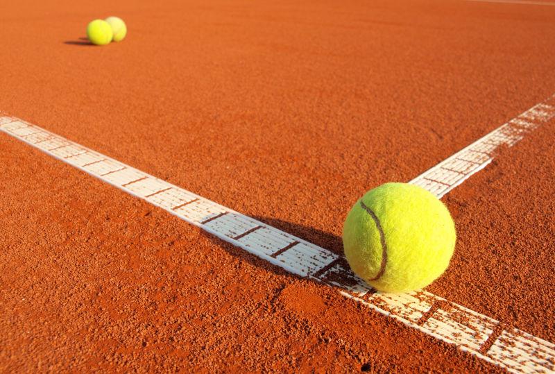 网球场地上的网球