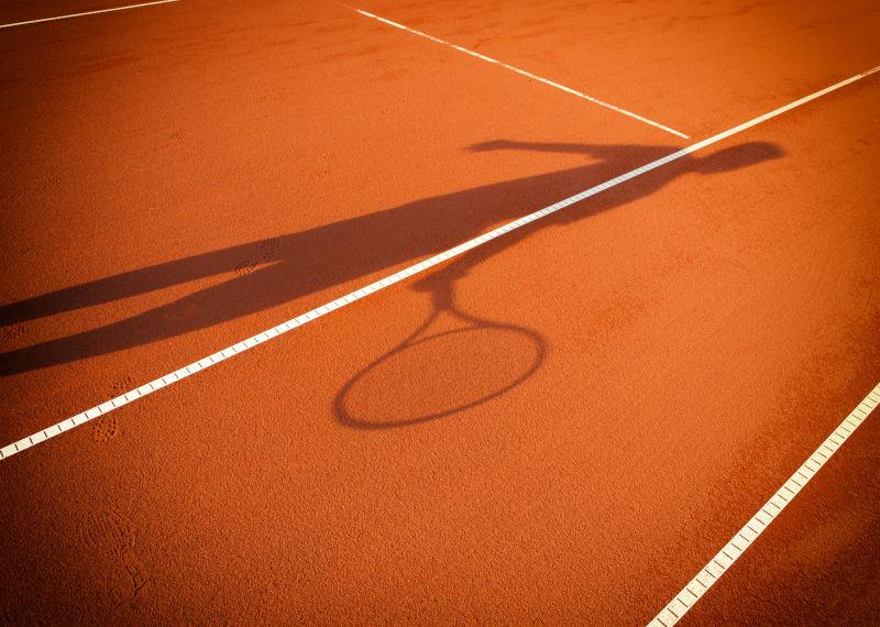 网球运动员在网球场上的影子