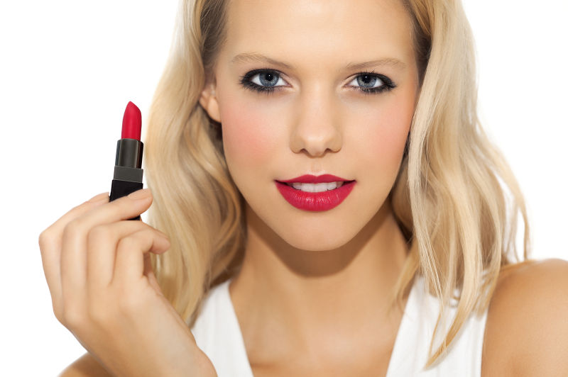 拿着唇膏的美女