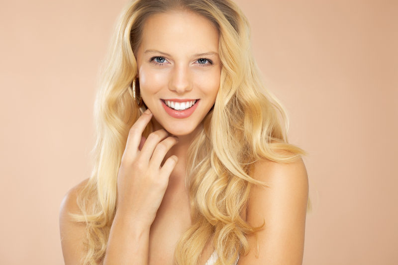 微笑的金发女子