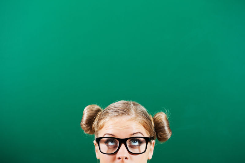 黑板前忧郁的女学生