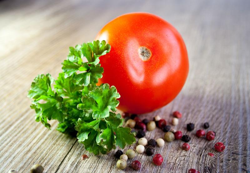 木桌上的新鲜番茄和香料