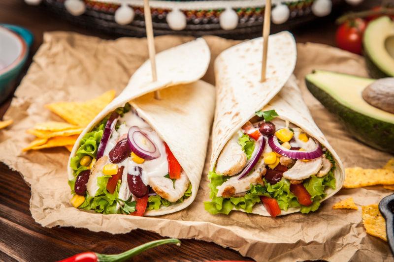 油纸上的两个美味墨西哥玉米饼