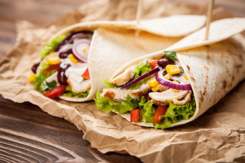 两个美味的墨西哥传统玉米饼