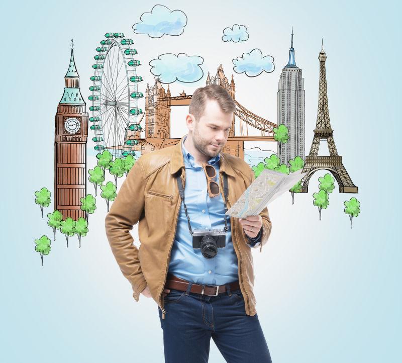 一位穿着休闲服装的游客带着相机看地图