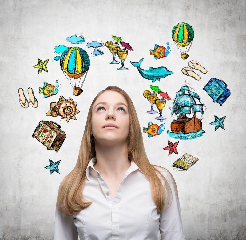 一个美丽的女人正在梦想着度假