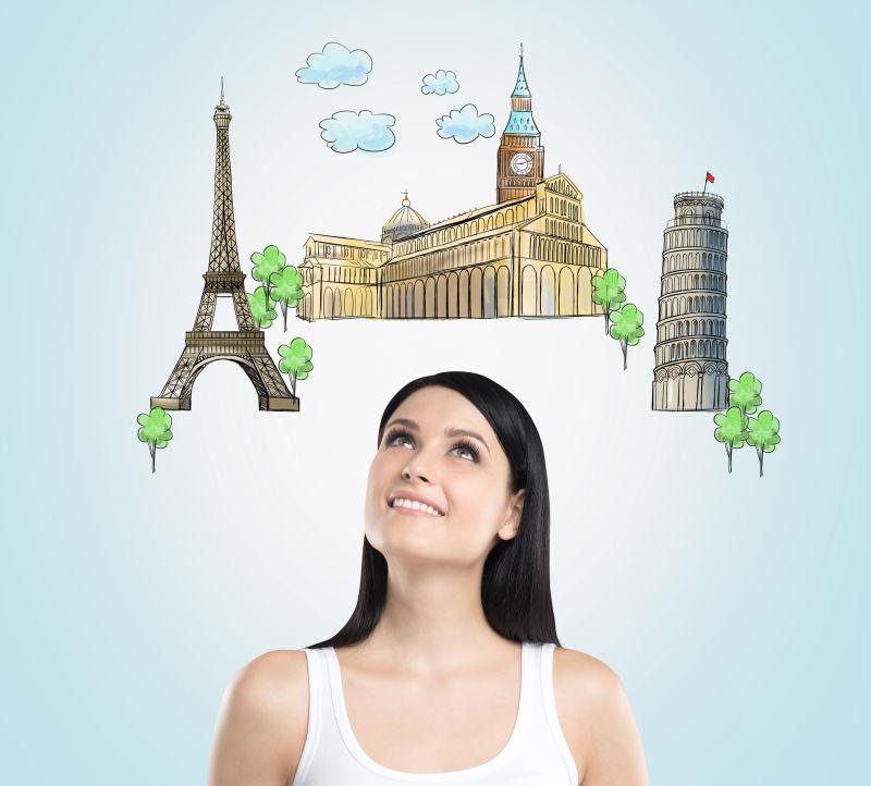 一个漂亮的黑发女郎正抬头望着欧洲最著名的城市