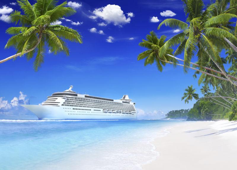 行驶在海面上的豪华游轮