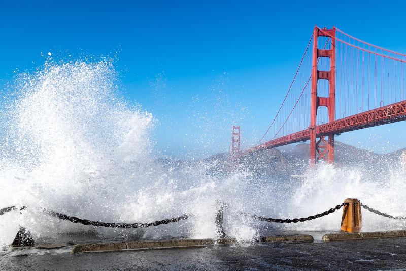 旧金山金门大桥下的海浪