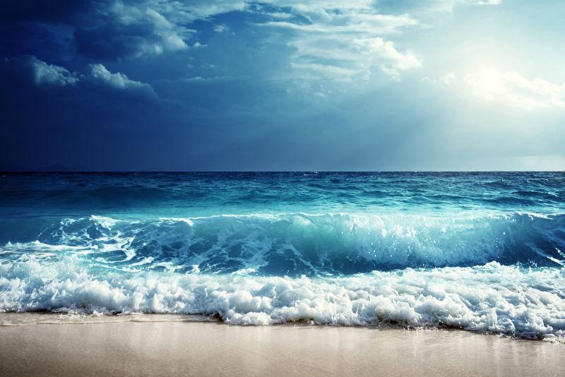 美丽的塞舌尔海滩波浪